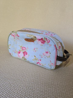 Necessaire Juju - Rosas com fundo Azul - comprar online