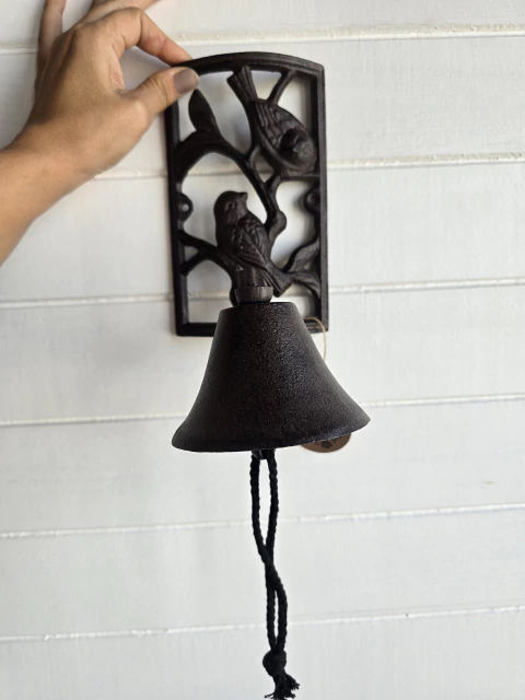 Sino de Ferro Decorativo com Pássaros e Folhas