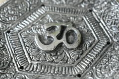 Porta sahumerios “Ohm” metalico - comprar online