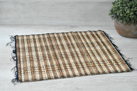 Individual de bamboo con hilos