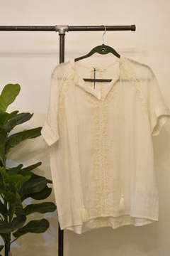 Blusa blanca con detalles bordados