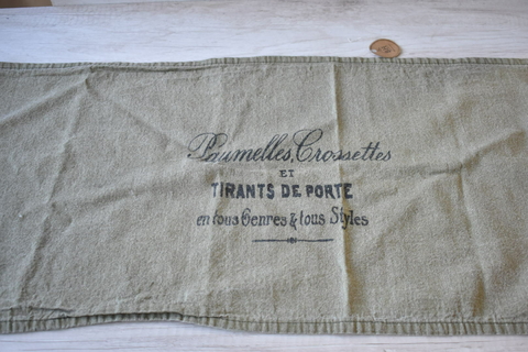 Camino verde militar con lettering gris