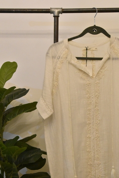Blusa blanca con detalles bordados - comprar online
