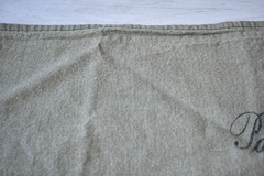 Camino verde militar con lettering gris en internet