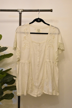 Blusa blanca con bordados