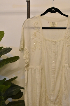 Blusa blanca con bordados - comprar online
