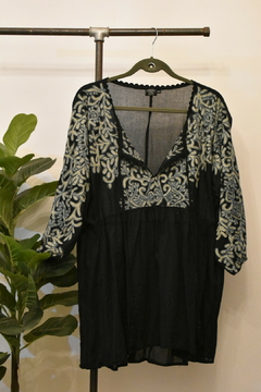 Blusa Dora, negra bordada