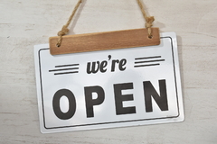 Cartel “We’re open/closed”
