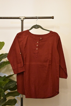 Remera India bordo con botones
