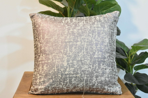 Almohadón gris y blanco