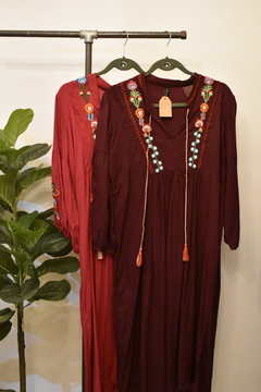 Vestidos Raku, detalles bordados