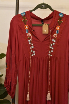 Vestidos Raku, detalles bordados en internet
