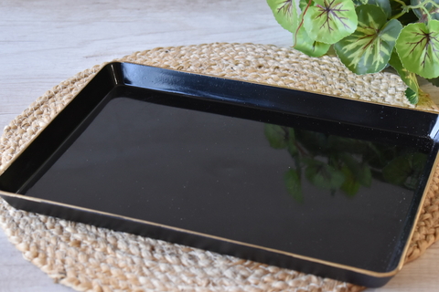 Bandeja negra con bordes dorados