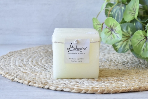 Vela blanca cuadrada