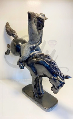 Cavaleiro em Xisto de Esmeralda na internet