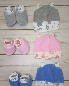 Wootis set plush: gorrito con orejas y escarpines