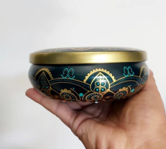 Vela perfumada em lata decorativa 187 - Eleve Ateliê Olfativo