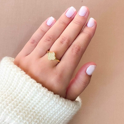 Anel trevo com micro zircônia banhado a ouro 18k