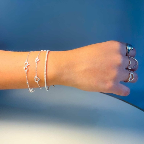 Pulseira de prata 925 com cinco corações cravejados com microzircônias - comprar online