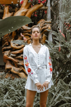 Camisa em cambraia de linho e bordado de flores na internet