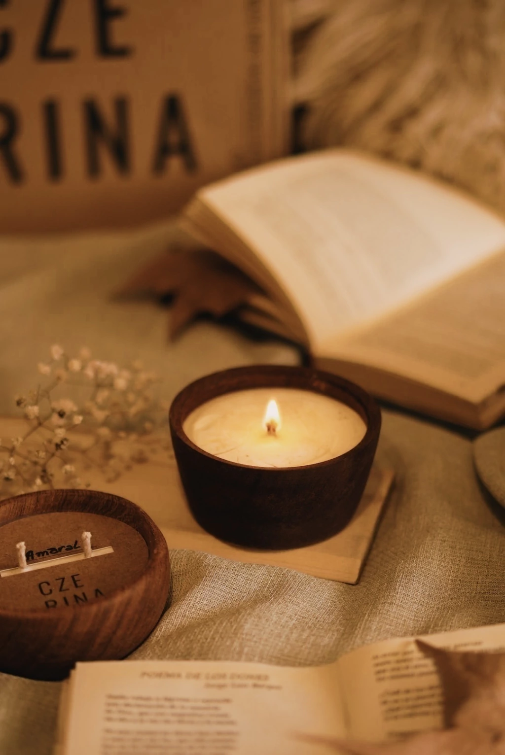 Velas de soja en cuenco de madera