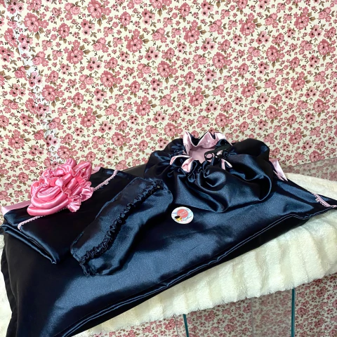 Kit com 5 peças: 2 fronhas + tapa olhos + touca Daphne + modelador de cachos e ondas fininho