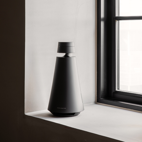 Bang & Olufsen Beosound 1 l Cor Natural l Portable Wireless Wi-Fi and Bluetooth Speaker l Auto Falante Sem Fio Portátil 360º l Bateria de até 12 horas l Acoustic Lens Technology l WiFi & Bluetooth l Chromecast & Google Assistant Integrados l Compatível com Apple 2 & Spotify Connect l Recomendado para áreas de 10m² até 50m² - Loja do Jangão - InterBros