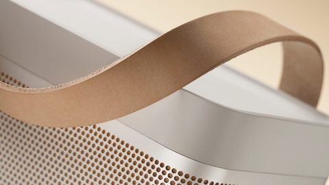 Image of Bang & Olufsen Beolit 20 l Portable Bluetooth 360º Light Speaker l Auto Falante Bluetooth Portátil & Leve l 8 horas de Bateria 3200 mAh l Wireless Charging Pad l Painel de Carregamento Sem Fio l Poderoso Portátil de 240W l Recomendado para áreas de 10m² até 50m²