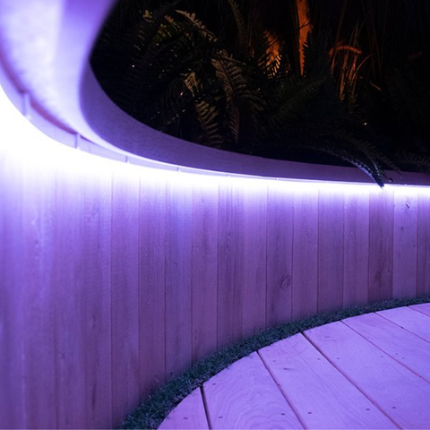 Philips Hue White & Color Ambiance Outdoor Smart LightStrip l Fita de Led Outdoor 5 mts l 2ª Geração l + 500 lumen do que a Geração Anterior l Poderoso Fluxo Luminoso 2.100 lumen l Compatível com a Alexa, Apple Homekit & Google Assistant | Requer Hue Bridge - comprar online