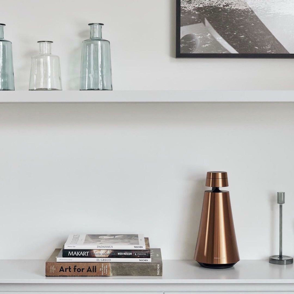 Bang & Olufsen Beosound 1 l Cor Natural l Portable Wireless Wi-Fi and Bluetooth Speaker l Auto Falante Sem Fio Portátil 360º l Bateria de até 12 horas l Acoustic Lens Technology l WiFi & Bluetooth l Chromecast & Google Assistant Integrados l Compatível com Apple 2 & Spotify Connect l Recomendado para áreas de 10m² até 50m² - Loja do Jangão - InterBros