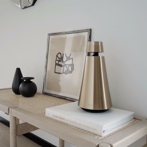 Bang & Olufsen Beosound 1 l Cor Anthracite l Portable Wireless Wi-Fi and Bluetooth Speaker l Auto Falante Sem Fio Portátil 360º l Bateria de até 12 horas l Acoustic Lens Technology l WiFi & Bluetooth l Chromecast & Google Assistant Integrados l Compatível com Apple 2 & Spotify Connect l Recomendado para áreas de 10m² até 50m² - online store