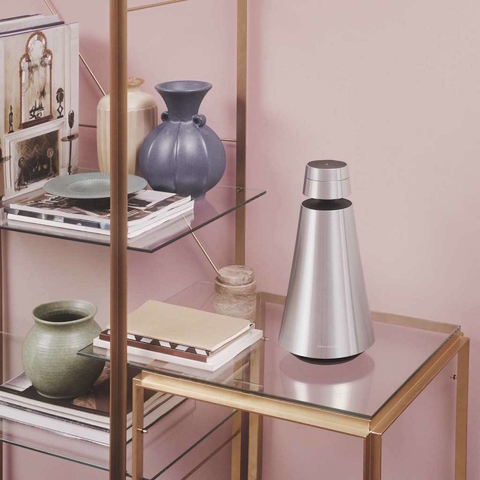 Bang & Olufsen Beosound 1 l Cor Natural l Portable Wireless Wi-Fi and Bluetooth Speaker l Auto Falante Sem Fio Portátil 360º l Bateria de até 12 horas l Acoustic Lens Technology l WiFi & Bluetooth l Chromecast & Google Assistant Integrados l Compatível com Apple 2 & Spotify Connect l Recomendado para áreas de 10m² até 50m²