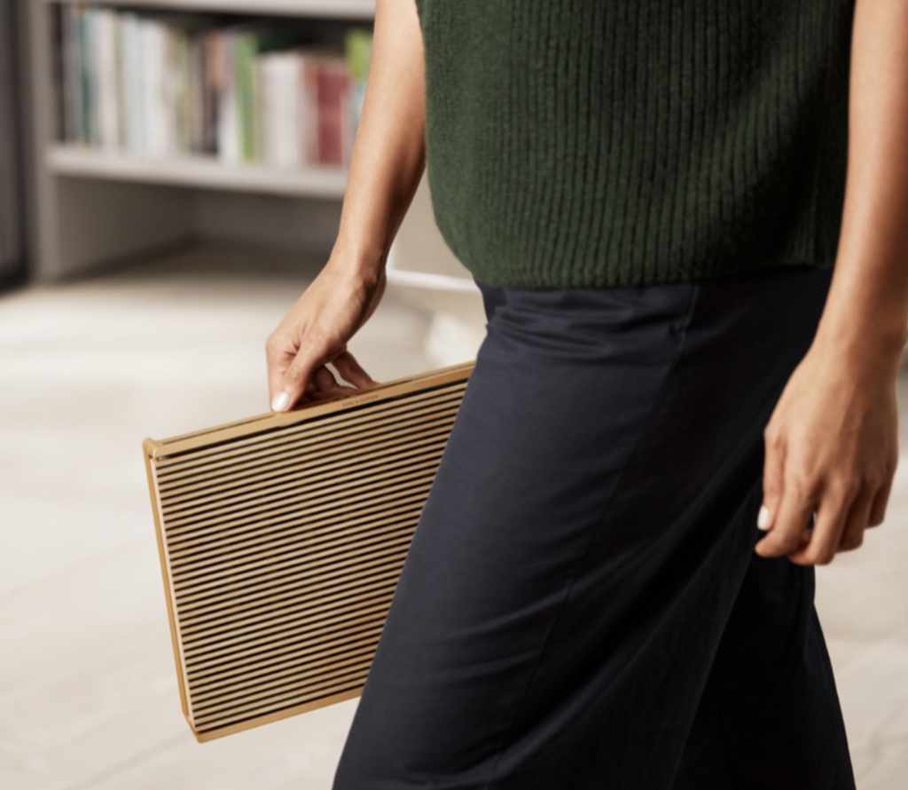 Image of Bang & Olufsen Beosound Level , Cor Dark Grey , Portable & Smart 360º Speaker , Multi-Room Speaker , Inteligente l Poderoso Portátil de 105W l Bluetooth & Wi-Fi l 16 horas de Bateria , Chromecast & Google Assistant Integrados . Compatível com Apple 2 & Spotify Connect, Recomendado para áreas de 10m² até 50m²