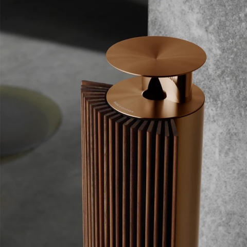 Bang & Olufsen Beolab 18 l Cor Walnut l Iconic Wireless Stereo Speakers for Home Cinema l Pillar of Luxury Sound l Adaptive Bass Linearization​ l Acoustic Lens technology l Aparências Elegantes l 320 Watts l Wi-Fi & Bluetooth l Chromecast & Google Assistant Integrados l Compatível com Apple 2 & Spotify Connect l Recomendado para áreas de 10m² até 40m² - Loja do Jangão - InterBros