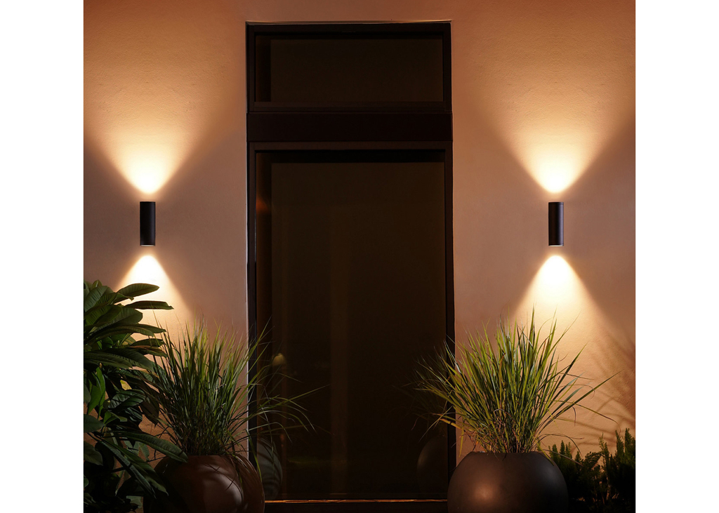 Image of Philips Hue White & Color Ambiance Appear Outdoor Wall | + Philips Hue Dusk-to-Dawn Sensor de Movimento | Luminária Arandela de Parede | Compatível com Alexa, Apple Homekit & Google Assistant | Requer Hue Bridge | Kit2