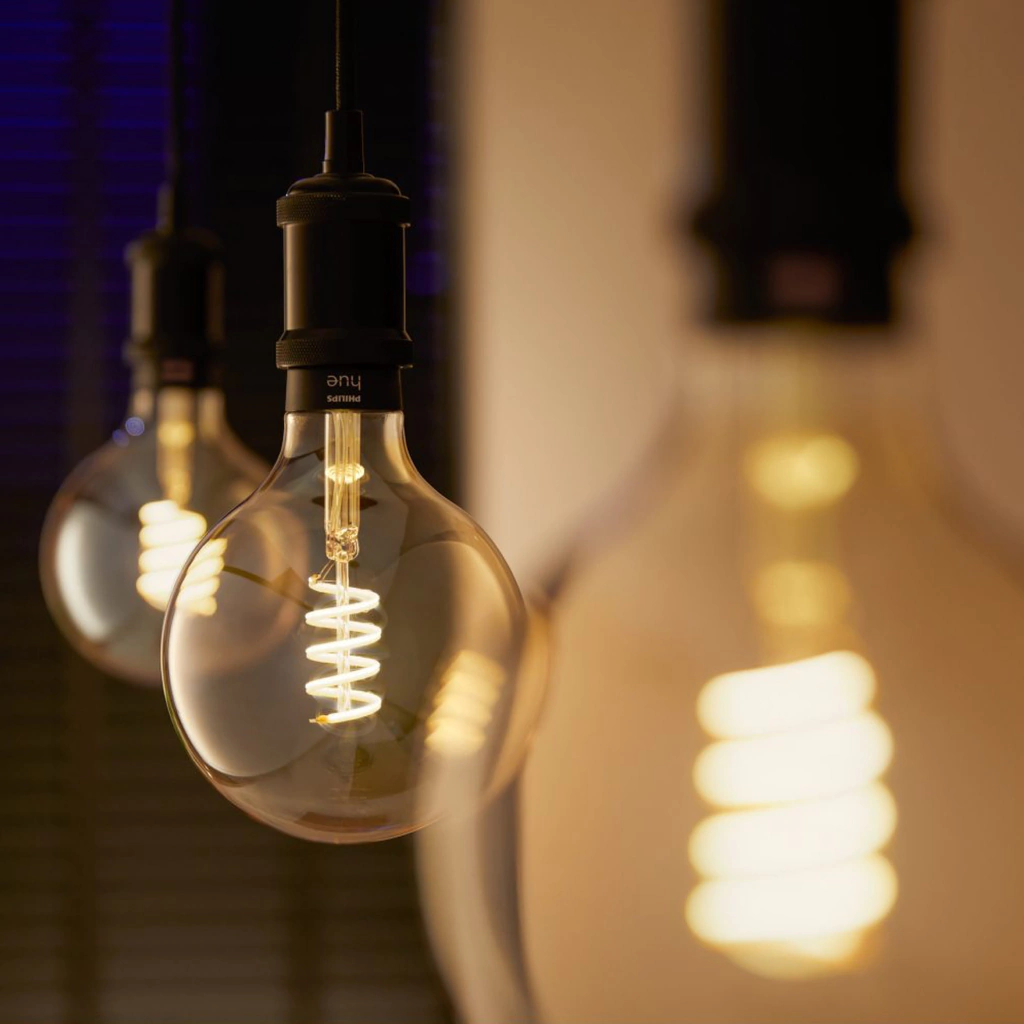 Philips Hue White Ambiance Dimmable Smart Filament G25 l Lâmpada Globo l LED de Filamento Vintage l 1ª Geração l Mais Brilhantes l Branco Quente a Branco Frio | Compatível com Alexa, Apple Homekit & Google Assistant | Funciona com Bluetooth e/ou com a Hue Bridge - Loja do Jangão - InterBros