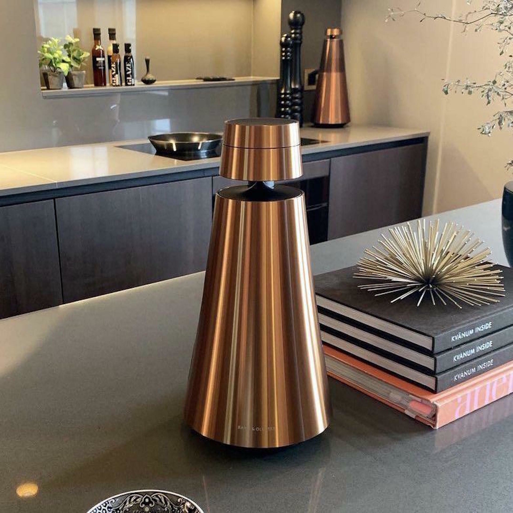 Bang & Olufsen Beosound 1 l Brass Tone l Portable Wireless Wi-Fi & Bluetooth Speaker l Auto Falante Sem Fio Portátil 360º l Bateria de até 12 horas l Acoustic Lens Technology l WiFi & Bluetooth l Chromecast & Google Assistant Integrados l Compatível com Apple 2 & Spotify Connect l Recomendado para áreas de 10m² até 50m² - online store