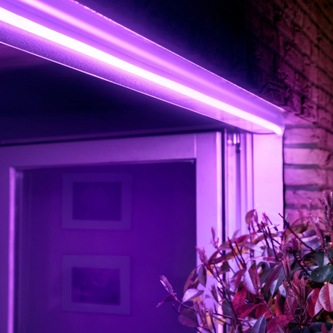 Philips Hue White & Color Ambiance Outdoor Smart LightStrip l Fita de Led Outdoor 5 mts l 2ª Geração l + 500 lumen do que a Geração Anterior l Poderoso Fluxo Luminoso 2.100 lumen l Compatível com a Alexa, Apple Homekit & Google Assistant | Requer Hue Bridge - Loja do Jangão - InterBros