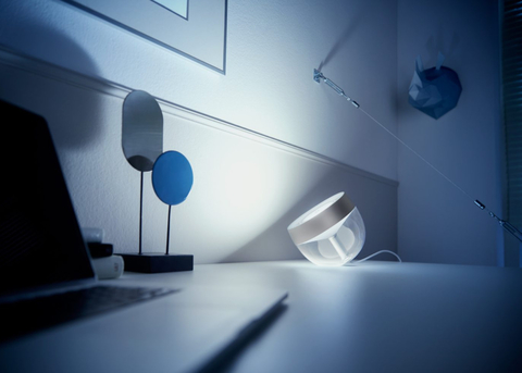 Image of Philips Hue Iris l Limited Edition Silver l White and Color Ambiance l Bluetooth Table Lamp Smart Lighting l 2ª Geração l Luminária de Mesa e Piso l Compatível com Alexa, Apple Homekit & Google Assistant | Funciona com Bluetooth e/ou com a Hue Bridge l Kit2