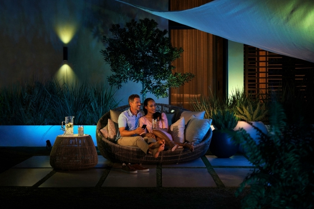 Philips Hue White & Color Ambiance Appear Outdoor Wall | + Philips Hue Dusk-to-Dawn Sensor de Movimento | Luminária Arandela de Parede | Compatível com Alexa, Apple Homekit & Google Assistant | Requer Hue Bridge - loja online