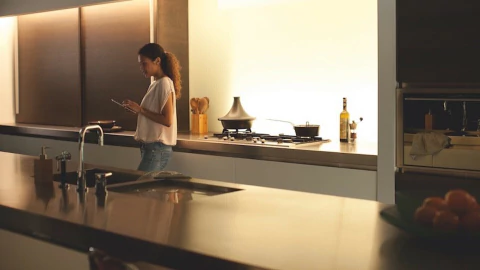 Imagen de Philips Hue White Ambiance Devote l Smart LED Pendant l Luminária Pendente Inteligente l Copas, Cozinhas e Cabeceira l Compatível com Alexa, Apple Homekit & Google Assistant l Funciona com Bluetooth e/ou com a Hue Bridge