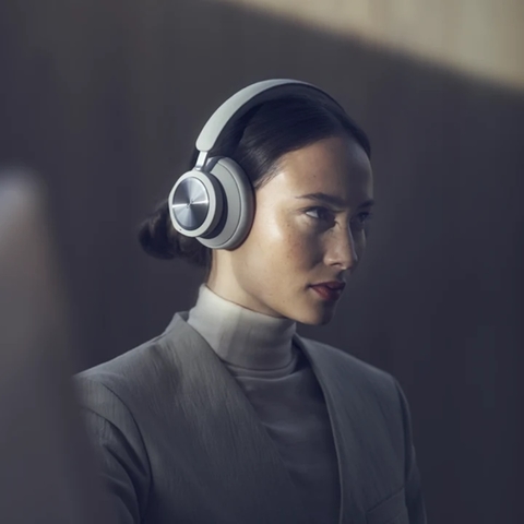 Imagen de Bang & Olufsen Beoplay Portal l Versão para PC, Playstation, Nintendo Switch e Mobile l Elite Gaming Headset l Over-Ear Wireless Headphones l Virtual Surround 3D Sound l Dolby Atmos e ANC Avançados e Ajustados para games l Virtual Boom Arm l Bateria de até 42 horas l Escolha sua Cor