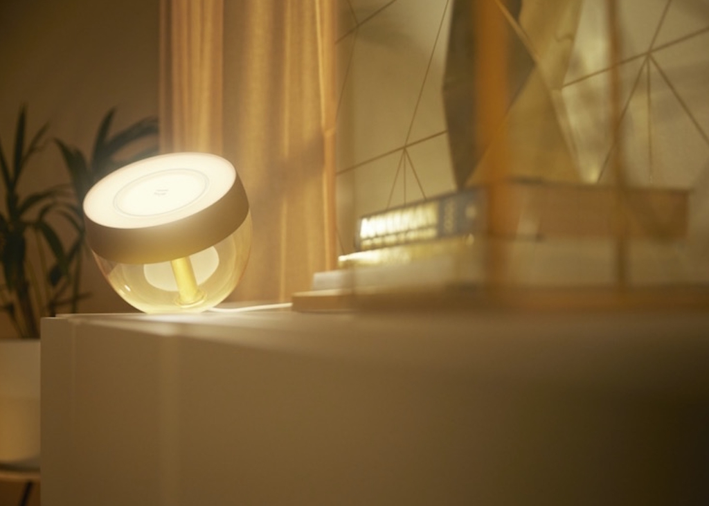 Philips Hue Iris l Limited Edition Gold l White and Color Ambiance l Bluetooth Table Lamp Smart Lighting l 2ª Geração l Luminária de Mesa e Piso l Compatível com Alexa, Apple Homekit & Google Assistant | Funciona com Bluetooth e/ou com a Hue Bridge