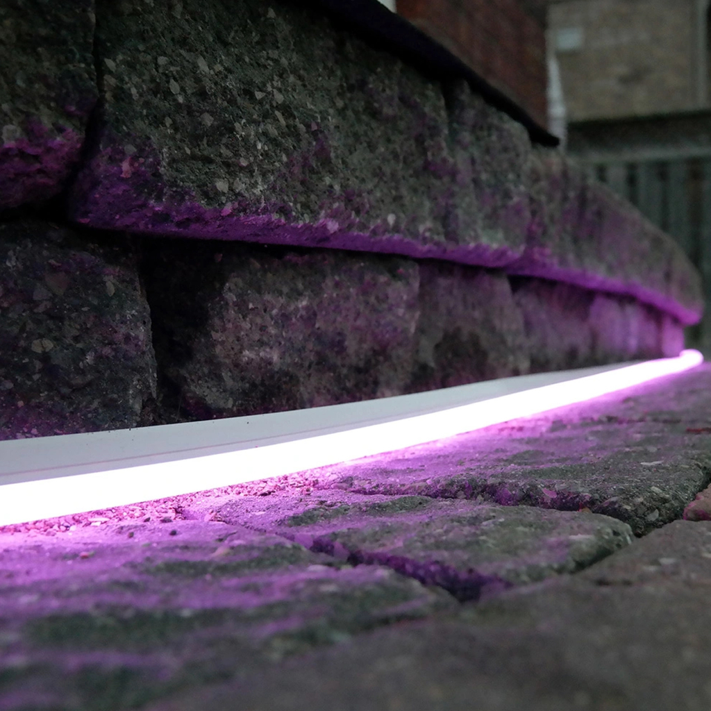 Philips Hue White & Color Ambiance Outdoor Smart LightStrip l Fita de Led Outdoor 2 mts l 2ª Geração l + Sensor de Movimento l Fluxo Luminoso 850 lumen l Compatível com a Alexa, Apple Homekit & Google Assistant | Requer Hue Bridge na internet