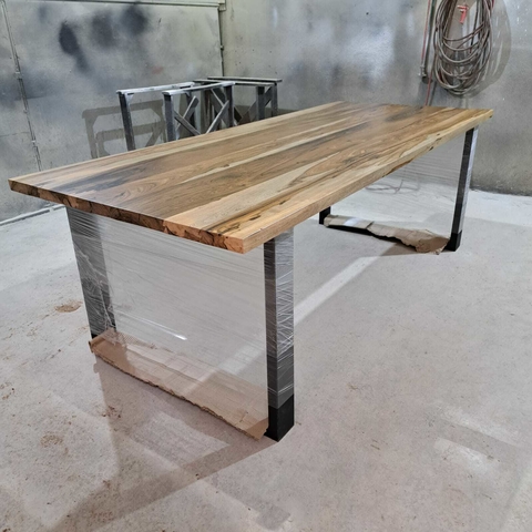 MESA DE GUAYUBIRA CON PATAS U DE CAÑO CUADRADO