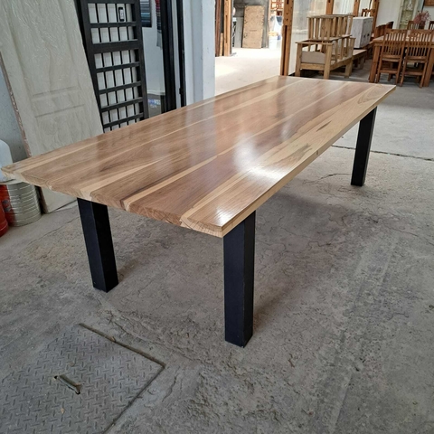 MESA DE PETIBIRI DE 3.00 X 1.20 PATAS DE CAÑO CUADRADO