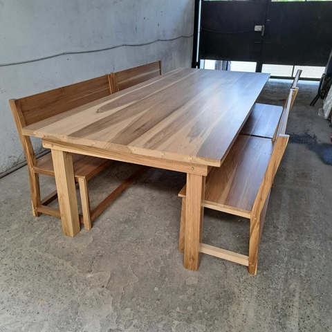 MESA DE PETIRIBI + BANCOS CON RESPALDO
