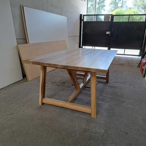 MESA DE PETIRIBI PATAS CABALLETE