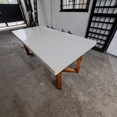 Imagen de MESA DE MICROCEMENTO PATAS DE MADERA MODELO Y
