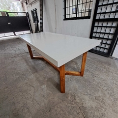 MESA DE MICROCEMENTO PATAS DE MADERA MODELO Y